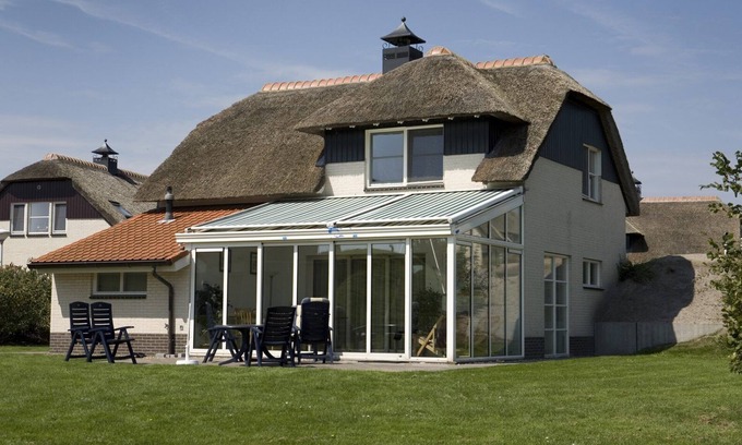 Makkum Cabin | Detached Duinvilla with a conservatory, a whirlpool, and two patios near the beach at the luxurious Beach Resort Makkum.