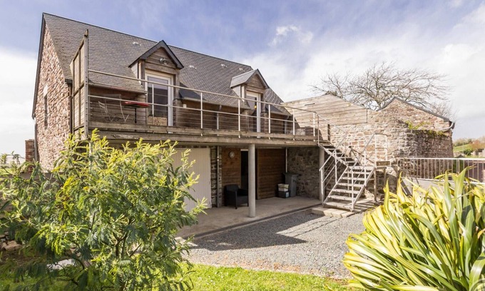 Regnezville-sur-Mer Apartment | Detached House with Terrace and Pets Allowed