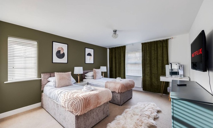 Milton Keynes House | Detached House 5 Bedrooms 3.5 Bathrooms Pool Table SkyTV Free Parking