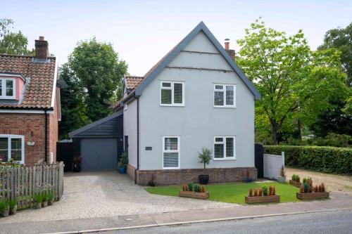 Ashbocking House | Detached House in Quiet Suffolk Village - Pets Allowed