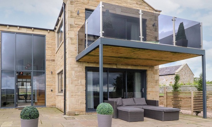 Blackburn Cottage | DEWHURST HOUSE, family friendly, with hot tub in Langho, Lancashire