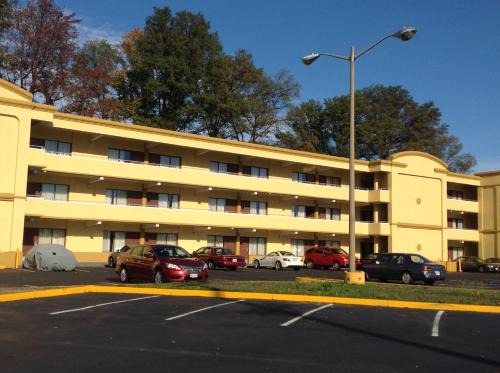 Richmond Hotel | DIAMOND INN & SUITES