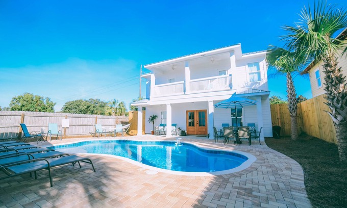 Crystal Beach House | "Diamonds in the Sand" | 2 Kitchens | Pool | Golf Cart