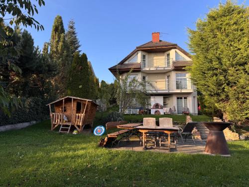 Slivenec Apartment | DiamondVilla, 4 bedroom Apartment, garden & spa