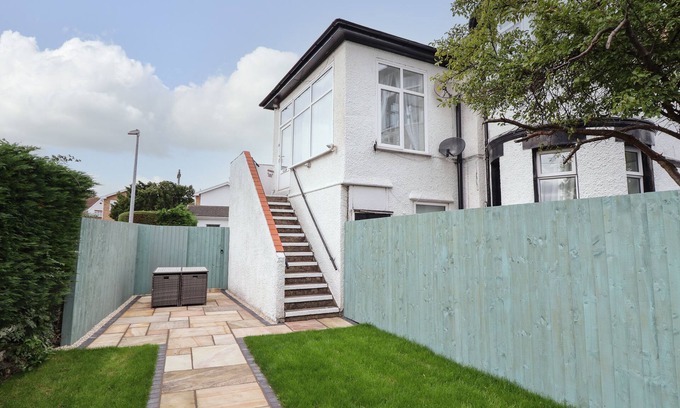 Llandudno Junction Cottage | DILKUSHA, family friendly, with a garden in Llandudno Junction