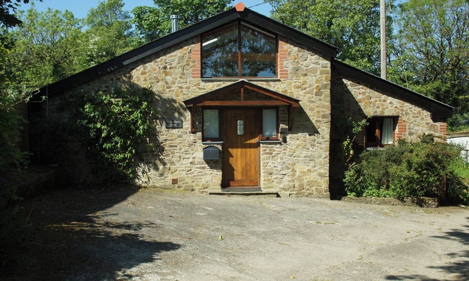 Holsworthy Cottage | DILLY DALLY BARN, family friendly, with open fire in Bradworthy