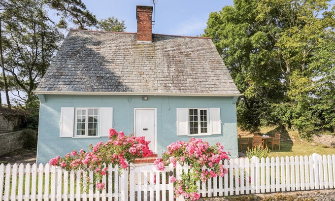 Llangaffo Cottage | DINAM LODGE, character holiday cottage, with open fire in Llangaffo