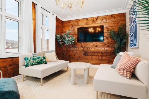 Bergen City Centre House | Dinbnb Home - History meets Modern I 3-Story Bergen House