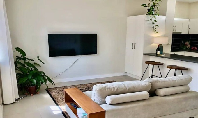 North Sydney Apartment | Dine, shop & explore the city!