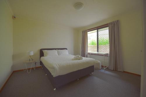 Sandy Bay Villa | DingDing upst-airs yellow House Free parking