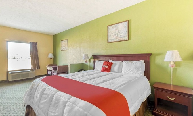 Grenada Hotel | Dining, Fuel, and Comfort All Near This Clean Budget Room in Grenada