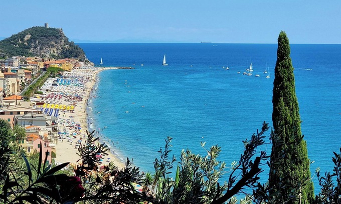 Varigotti House | Direkt am Meer, Einfamilienhaus im Grünen, mit Swimmingpool und Parkplatz