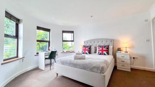 Crouch End Apartment | Disc Monthly Rate - Crouch End 4-Bedroom Home with Balcony & Parking near Alexandra Palace