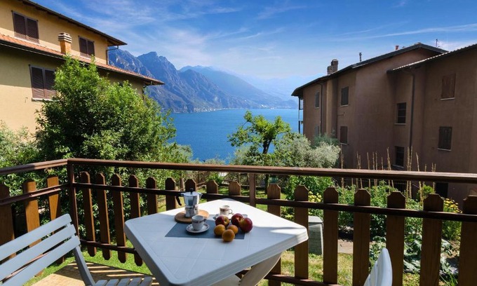 Zorzino Apartment | Discesa a Lago with terrace and garden on lake Iseo