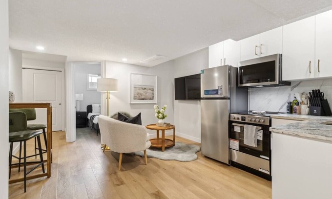 Southwest Edmonton Apartment | Discover Amore—a modern 1-bedroom lower suite with private entrance, full kitchen, in-suite laundry, Wi-Fi, and smart TV. Located in a quiet neighbourhood near a coffee shop and pharmacy, it’s ideal for solo travelers or couples.