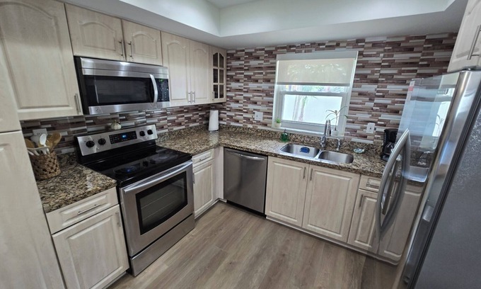 Ludlam House | “Discover Miami’s Charm: Luxurious Comfort in the Heart of the City!”