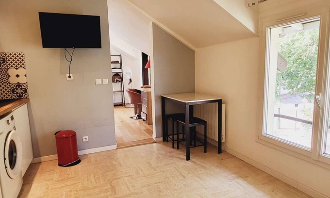 Le Plessis-Robinson Apartment | Discover our comfortable studio, nestled in a quiet neighborhood 20 minutes from Paris.