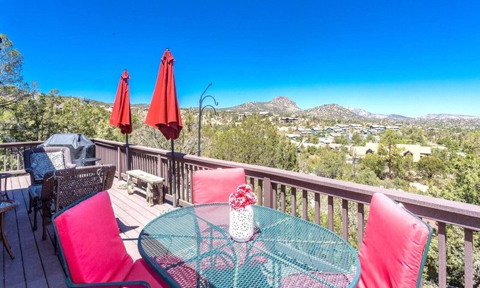 Prescott House | Discover Prescott charm, just a 7-min drive from Whiskey Row with amazing views!
