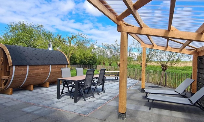 Oudeslius House | Discover this Dog-friendly vacation home in a quiet and natural setting, near the North Sea coast. Enjoy luxury amenities such as a Wood Burning Barrel Sauna, a private garden and comfortable bedrooms. Explore the surroundings by bike or take a trip