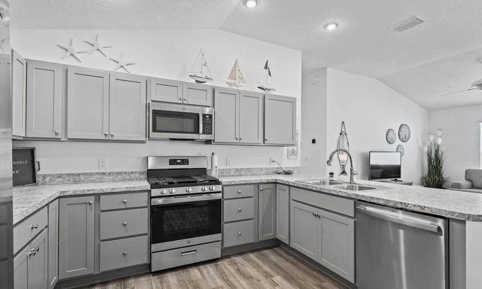 Okahumpka Villa | Discover Your Oasis in The Villages: A Relaxing Retreat with All the Amenities!