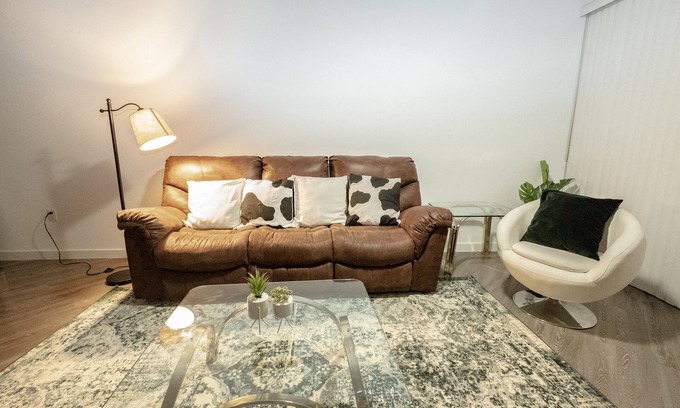Hyde Park Condo | Disinfected unit. 5 min walk to UT. King bed.