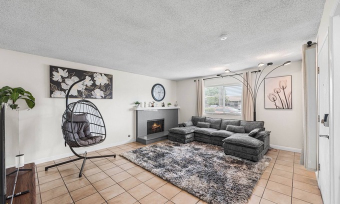 Southwest Anaheim Condo | Disney/Knotts Berry Condo! 12 mins ride to Disney