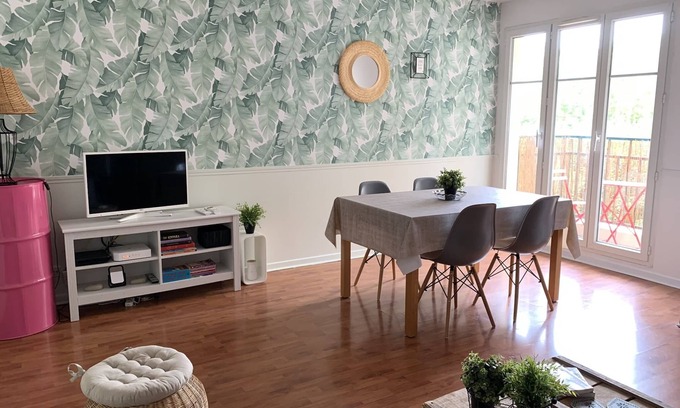 Montevrain Condo | Disneyland Paris 3 minutes away, sleeps 7, 2 bedrooms.