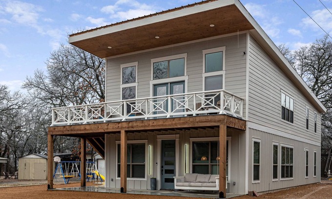 Kingston House | Distinctive Design, Luxury & Fun at Lake Texoma