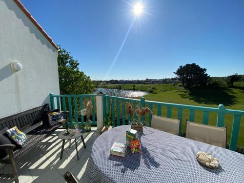 Bourgenay Apartment | Djiiméé, Piscine & vue apaisante sur Golf, 5 pers