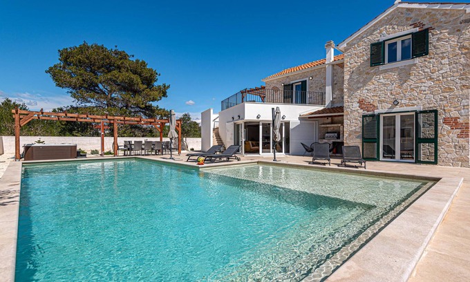 Zaton House | Do you want to experience a luxurious vacation with pool and in authentic design, you will love this