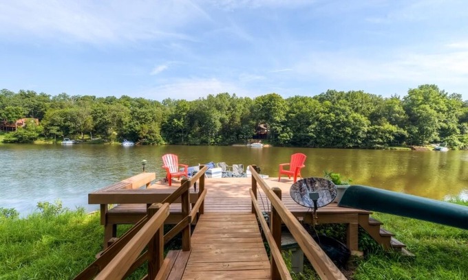 Innsbrook Cottage | Dock & Resort Perks: Quiet Lakefront Cottage