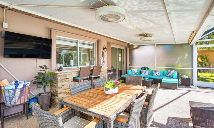 Caloosahatchee House | Dock Your Boat: Waterfront Cape Coral Home w/Pool