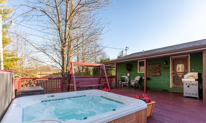 Elk Park House | Docs Cabin - private home with hot tub, foosball near Beech