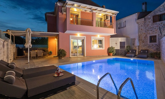 Kassiopi Villa | Doctors House: Private pool, Kassiopi centre, WiFi, A/C, sleeps 6