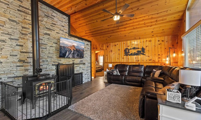 Mi-Wuk Village Cabin | Dodge Ridge Parking Pass~ Pet Friendly ~ Fast WiFi ~ EV Charger & More