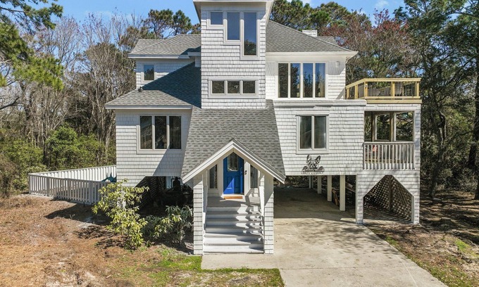 Monteray Shores House | Dog Friendly beachhome with own pool &hot tub view of sound 5min walk from beach