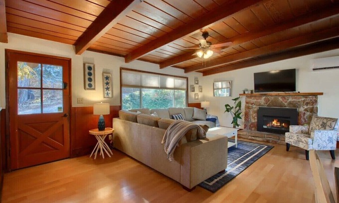 Oakhurst Cabin | Dog Friendly, Blue Door Yosemite & Bass Lake