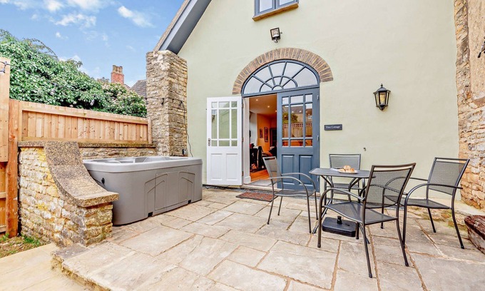 Chipping Norton Cottage | Dog friendly cottage with a hot tub - Vine Cottage