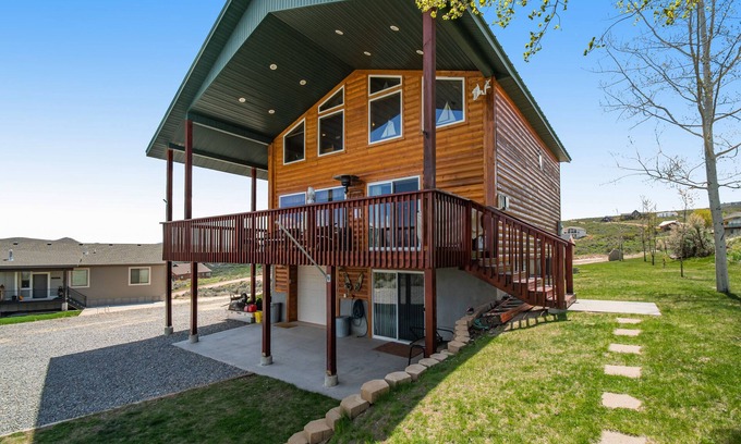 Sweetwater Cabin | Dog-friendly cabin with lake view & wraparound deck - near golf & Bear Lake