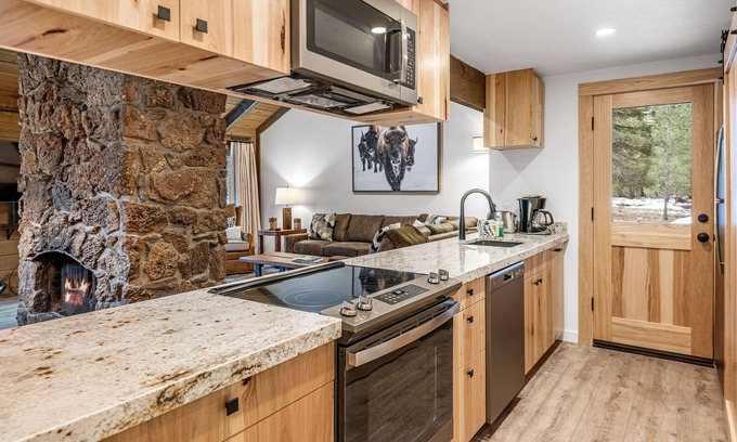 Overlook Park House | Dog-Friendly Home, Hot Tub, SHARC Passes, WiFi, Fireplace, remodeled Kitchen!