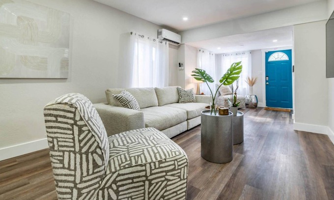 Central Oakland Park House | Dog Friendly ~ Near Las Olas Beach, Huge Backyard Patio w/BBQ Grill ~ Modern Oasis