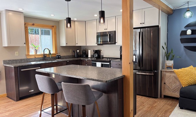 Bethel House | Dog-Friendly Ski Retreat Fall Foliage, Fire Pit & 10 Min to Sunday River