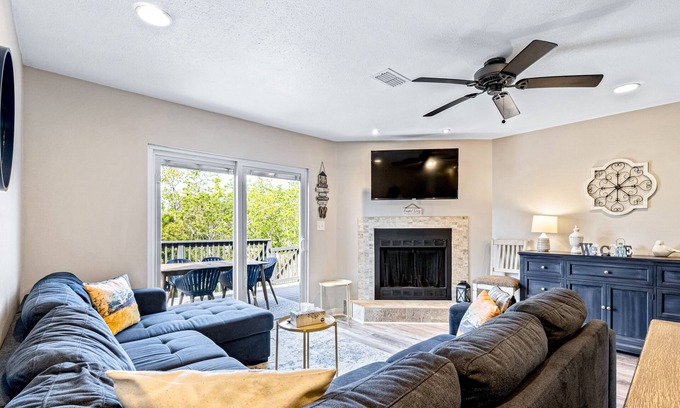 Gulf Breeze House | Dog-friendly townhome with private deck, charming interior, washer/dryer & AC