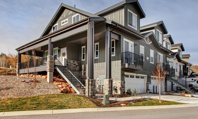 Pinebrook House | Dog-Friendly Townhome w/WiFi, Private Hot Tub, AC, Gas Fireplace, Balcony, Grill