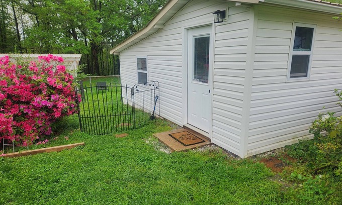 Anderson Cabin | Dog Park Cabin on 2 acres w dog daycare