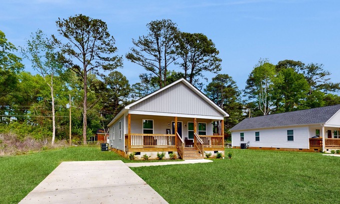 Columbia House | Dog & snowbird-friendly home near downtown Columbia with front porch, W/D, & AC