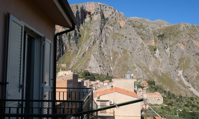 Isnello Apartment | Dolce-Vista, close to great hiking trails and the sea!