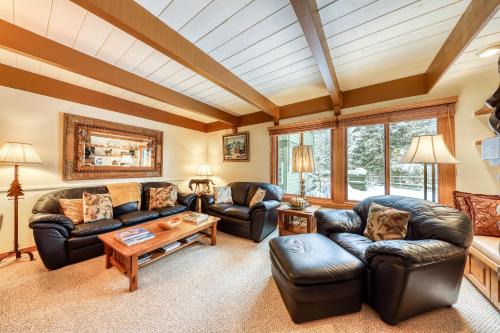 Elkhorn Apartment | Dollar Meadows 1370