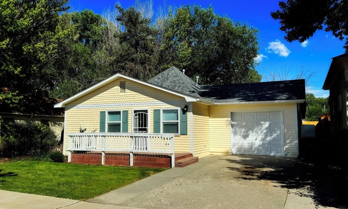 Aztec House | Dolly, Aztec's Adorned Abode - Downtown 3-bedroom with WiFi, privacy & charm