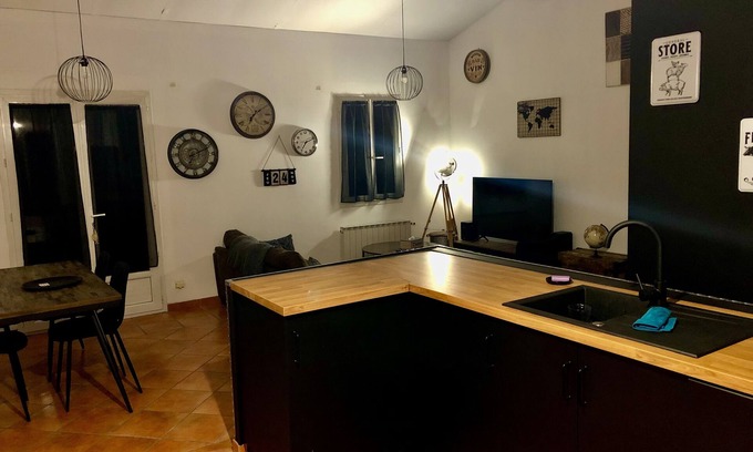 Roussillon House | Domaine plan des Devens : 4* T3 Roussillon gîte with shared pool